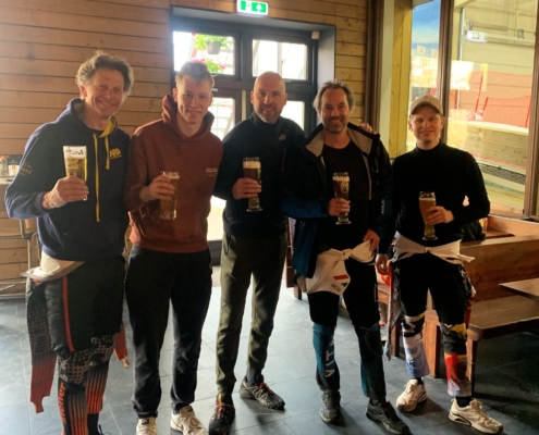 MRD-ers genieten van een welverdiend pilsje na de NSkiV Cup