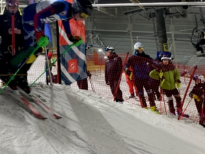 Mikhail en Loek kijken aandachtig toe