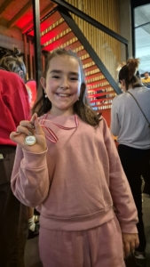 Jinze met medaille